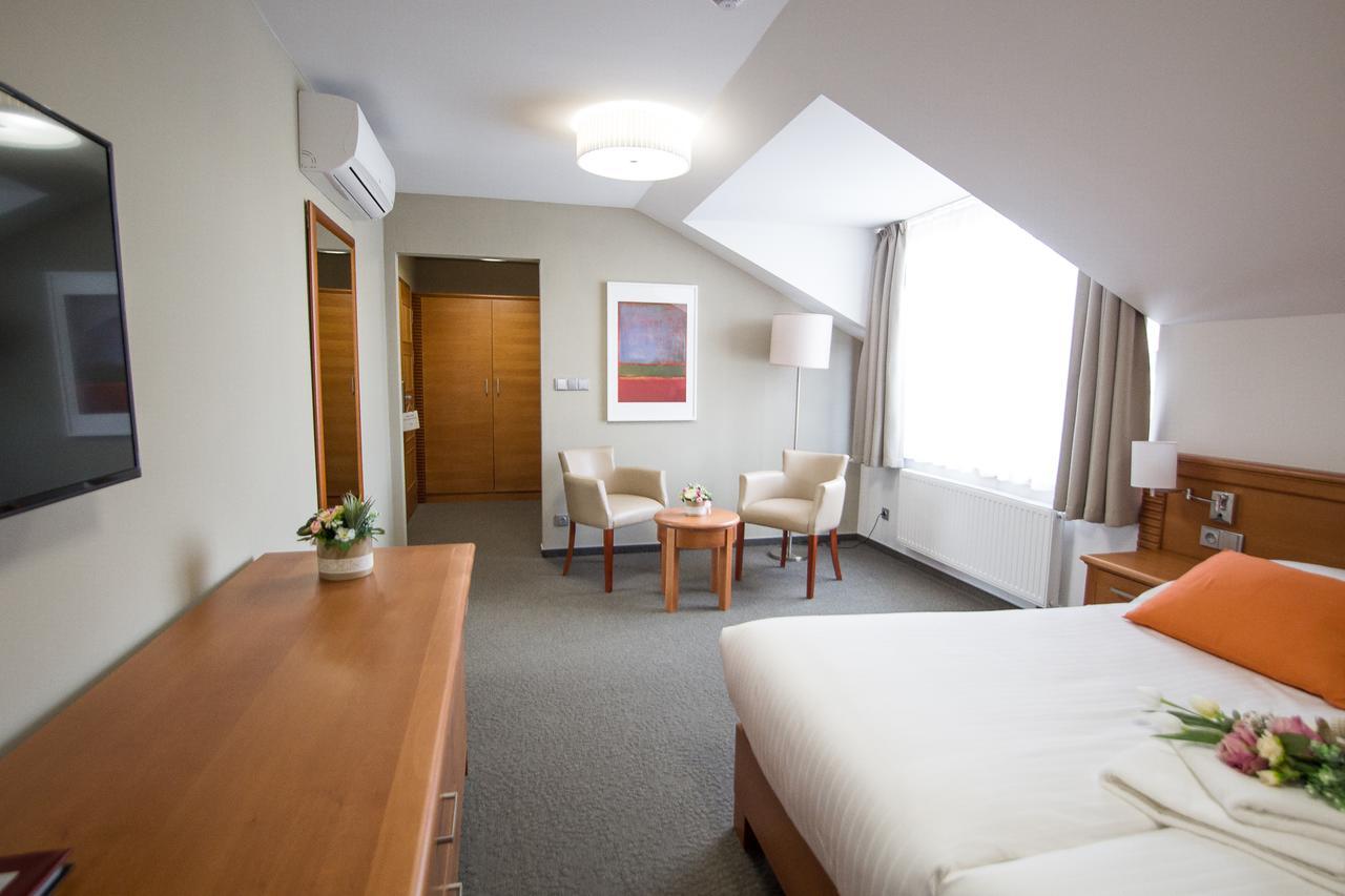 Hotel Pod Vezi Strážnice Exterior foto